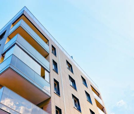 L’intelligence artificielle révolutionne la façon d’estimer les biens immobiliers. En effet, elle analyse rapidement des milliers de données.