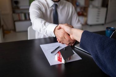 Un crédit travaux est un prêt destiné aux rénovations d’un logement. Ainsi, il finance les aménagements, réparations ou améliorations.