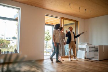 Rénover un bien immobilier peut apporter une véritable plus-value. Cependant, certaines erreurs de rénovation peuvent vite