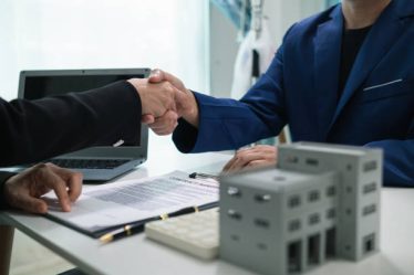 Aujourd’hui, il est possible d’acheter un bien immobilier en ligne. En effet, les outils numériques ont révolutionné les processus.