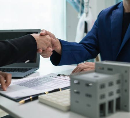 Aujourd’hui, il est possible d’acheter un bien immobilier en ligne. En effet, les outils numériques ont révolutionné les processus.
